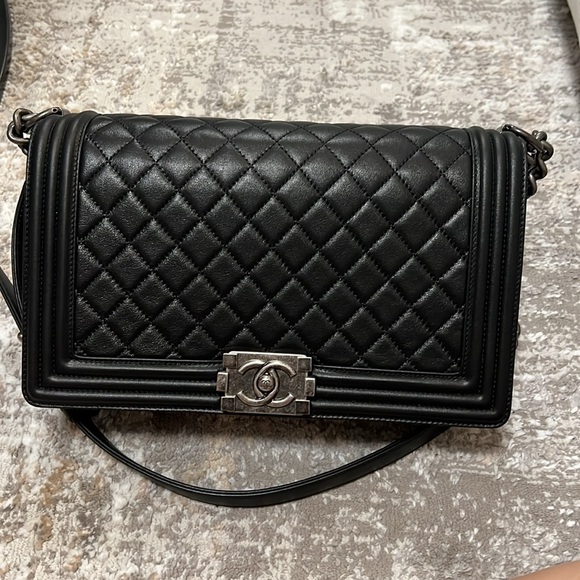 Chanel New Medium Boy Bag - Picture 3 of 15